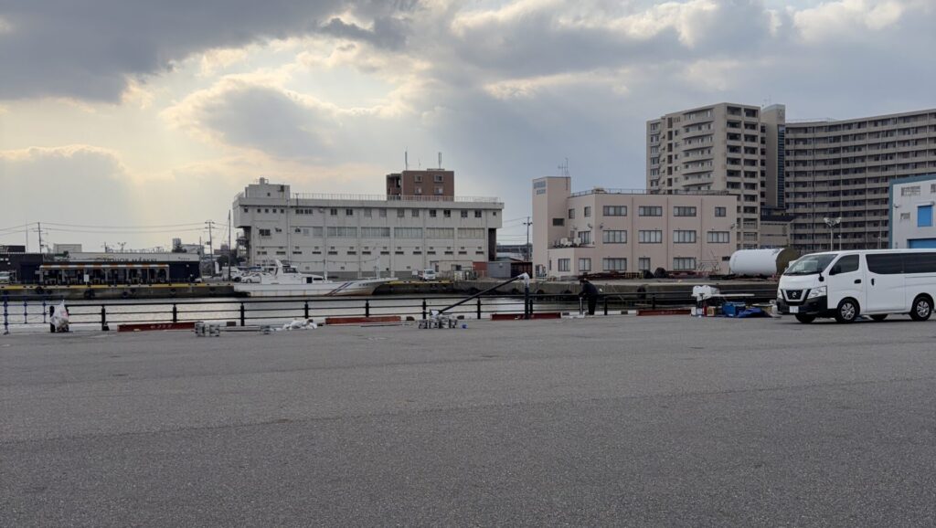 風で飛ばされたテント